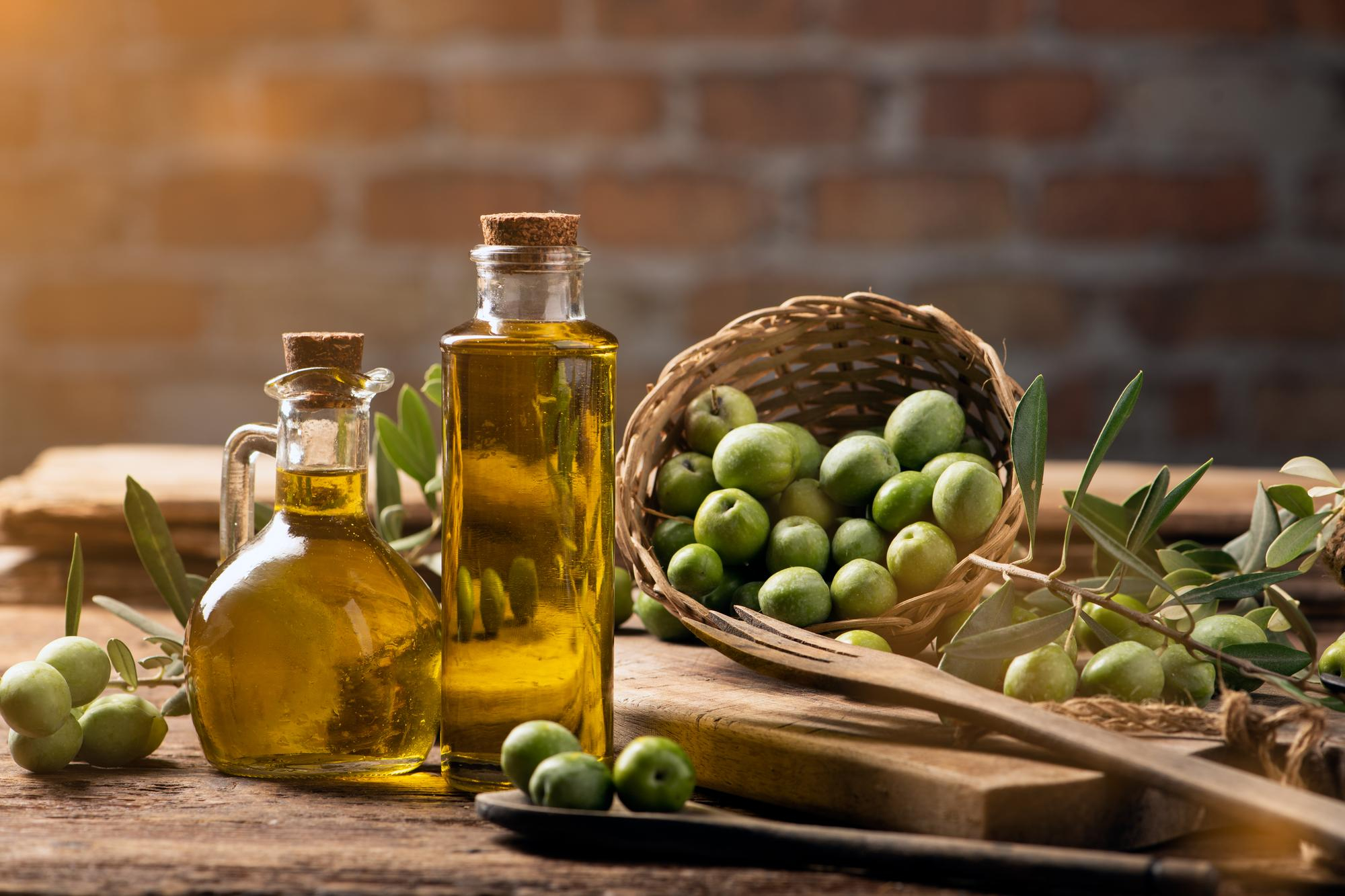 Оливковое масло на ночь. Оливковое масло. Масло оливы. Оливки и оливковое масло. Зеленое оливковое масло.